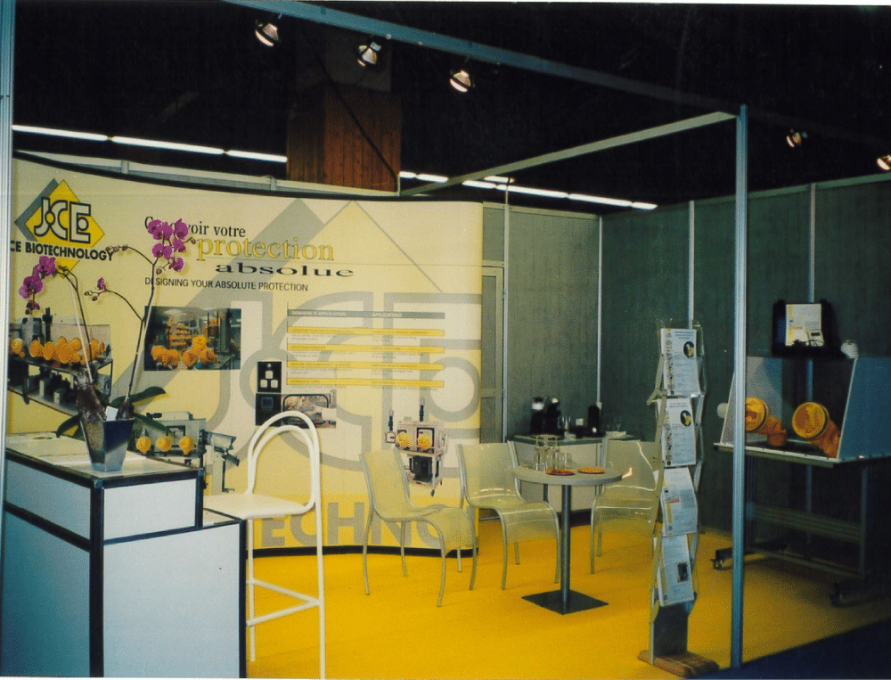 Stand de fabricant d’isolateurs pharmaceutiques présentant ses solutions de confinement lors d’un salon professionnel