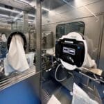 Système GST testeur de gants et de manchettes installé sur un isolateur pharmaceutique en environnement contrôlé