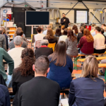 Présentation du bilan annuel JCE BIOTECHNOLOGY devant les équipes réunies dans l’atelier de production