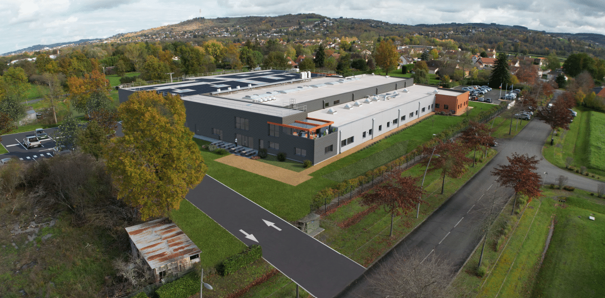 Vue aérienne du site JCE Biotechnology dans un environnement arboré, avec bâtiments, accès et stationnement